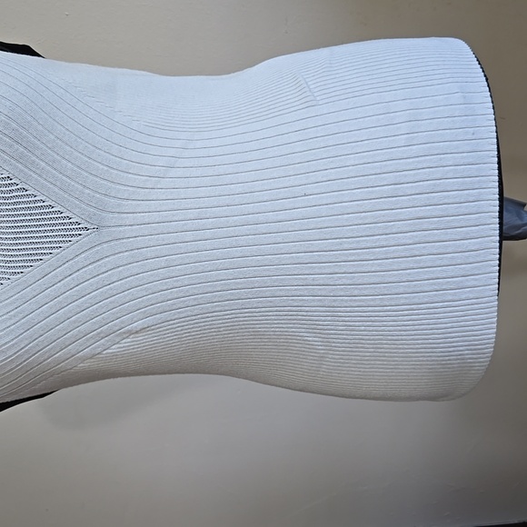 Express Women's White Ribbed Sleeveless Lightweight Sweater Size M Stretch - Picture 3 of 8